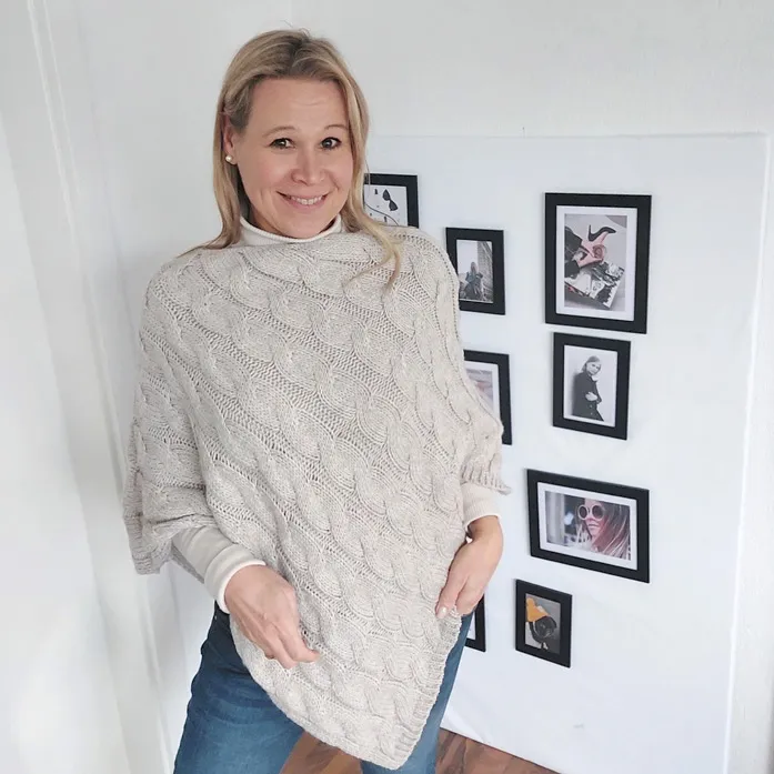 Ponchos aus Zopfstrickstoff