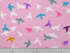 RESTSTCK 25 cm Fleece Stoff Schwalben, bunt auf rosa