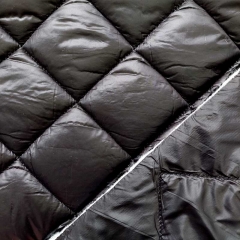 RESTST�CK 25 cm Steppstoff Rauten wattiert matt gl�nzend, schwarz