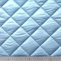 RESTST�CK 37 cm Steppstoff Rauten wattiert matt gl�nzend, hellblau