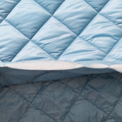 RESTST�CK 37 cm Steppstoff Rauten wattiert matt gl�nzend, hellblau