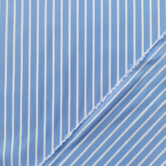 Baumwollstoff mit Stretch L�ngsstreifen, wei� hellblau
