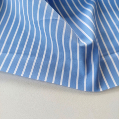 Baumwollstoff mit Stretch L�ngsstreifen, wei� hellblau