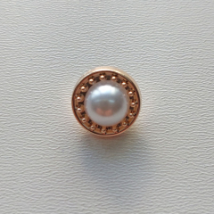 1 Set/ 5 Knpfe - Knopf in Perlen-Optik mit goldfarbiger Umrandung, gold wei
