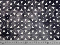 RESTSTCK 103 cm Viskosejersey Laser Cut Dreiecke Batik, schwarz
