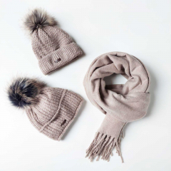 M�tze Strickstoff Kn�pfmuster mit Fellbommel - taupe