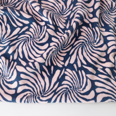 Nicky Velour Stoff abstraktes Blumenmuster, dunkles jeansblau rosa