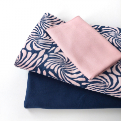 Nicky Velour Stoff abstraktes Blumenmuster, dunkles jeansblau rosa