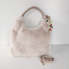 Fake Fur Felltasche flauschig weich geflochtener Griff blumiges Tuch uni, helles taupe