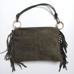 Wildledertasche mit Fransen und goldenen Ringen, armygrn