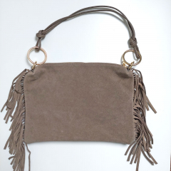 Wildledertasche mit Fransen und goldenen Ringen, taupe