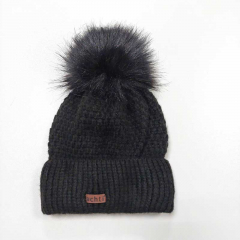 M�tze Strickstoff Kn�pfmuster mit Fellbommel - schwarz