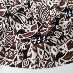 Rayon Slub-Webware mit Stretch Ikat Ethnomuster, dunkelbraun wei�