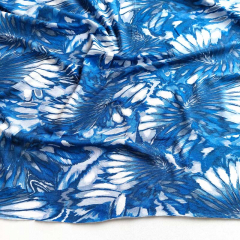 Viskose Jersey Stoff abstraktes Muster Federn - Blaut�ne wei�