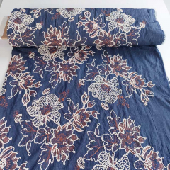 bestickter Jeansstoff Blumen Stickerei, natur dunkelblau