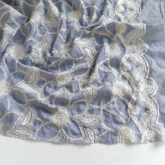 bestickter Baumwollstoff Blumenstickerei, creme helles jeansblau