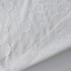 RESTST�CK 73 cm bestickter Baumwollstoff Blumen Stickerei Bl�tter, wei�