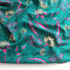 Viskose Stoff Webware Blumen Bl�tter Ranken, pink petrol