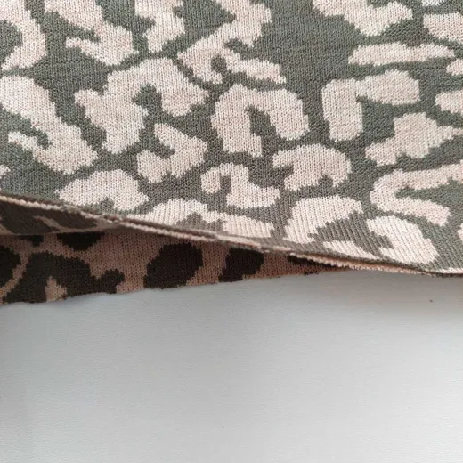 Doubleface Strickstoff Leopardenmuster Jacquard beige armygr�n