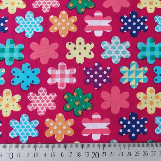 dunkelroter Baumwollstoff mit gemusterten Blumen