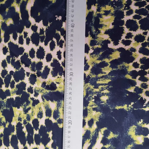 Viskose Satin mit Leomuster (Animal Print) in Petrol, Dunkelblau, Lindgr�n und Ros� – Nahaufnahme der Stoffstruktur