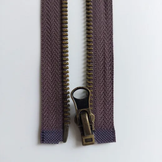 Teilbarer Rei�verschluss aus Metall in der Farbe Dunkelbraun, L�nge 50 cm, mit Messing Z�hnen