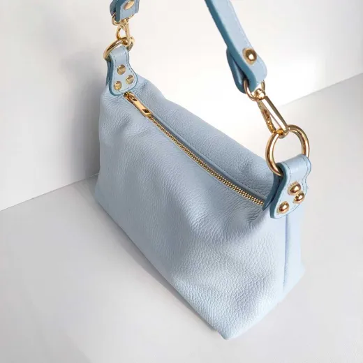 Ledertasche Handtasche klein rechteckig goldene Ringe, icy blue