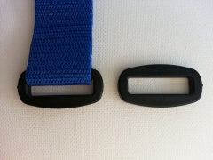 2 D-Ringe Kunststoff 3 cm abgerundete Ecken, schwarz