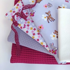 Jerseystoff kleine Rehe Hasen Blumen, flieder