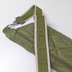Steppstoff Rauten wattiert matt gl�nzend, khakigr�n