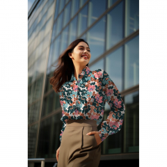 Baumwollstoff seidig glatt abstrakte Blumen, hellblau terracotta pertol wei�