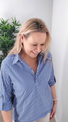 Baumwollstoff mit Stretch L�ngsstreifen, wei� mittelblau