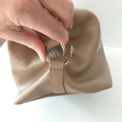 Ledertasche Handtasche gro� rechteckig Ringe an den Seiten, ecrue