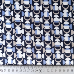 Baumwollstoff mit Stretch gemustert grafisch. hellblau dunkelblau wei�