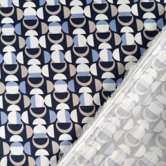 Baumwollstoff mit Stretch gemustert grafisch. hellblau dunkelblau wei�