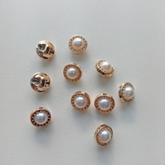 1 Set/ 5 Kn�pfe - Knopf in Perlen-Optik mit goldfarbiger Umrandung, gold wei�
