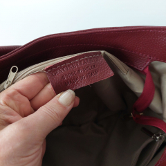 Ledertasche Umh�ngetasche Seitentaschen Lederriemen - weinrot - gold Schnallen - Made in Italy