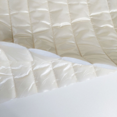 Steppstoff Streifen l�ngs wattiert matt gl�nzend, cremewei�