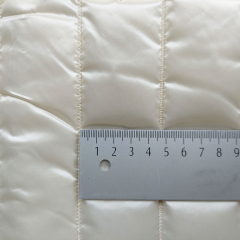 Steppstoff Streifen l�ngs wattiert matt gl�nzend, cremewei�