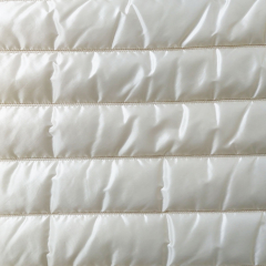 Steppstoff Streifen l�ngs wattiert matt gl�nzend, cremewei�