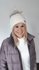 M�tze Strickstoff Rippenmuster mit Fellbommel - wollwei�