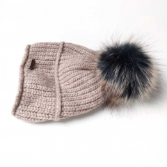 M�tze Strickstoff Rippenmuster mit Fellbommel - taupe