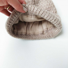 M�tze Strickstoff Kn�pfmuster mit Fellbommel - taupe