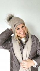 M�tze Strickstoff Kn�pfmuster mit Fellbommel - taupe