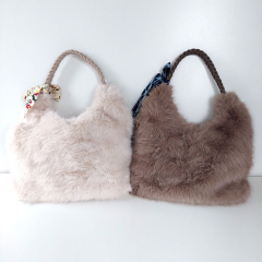Fake Fur Felltasche flauschig weich geflochtener Griff blumiges Tuch uni, helles taupe