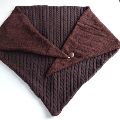 Wendeschal Dreieckstuch mit Knopf Zopfstrick Boucle Doubleface, dunkelbraun