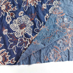 bestickter Jeansstoff Blumen Stickerei, natur dunkelblau