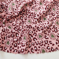 RESTST�CK 42 cm Musselin Stoff Leo Herzen rosa Double Gauze Leopardenmuster Meterware