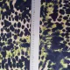 Viskose Satin mit Leomuster (Animal Print) in Petrol, Dunkelblau, Lindgr�n und Ros� – Nahaufnahme der Stoffstruktur