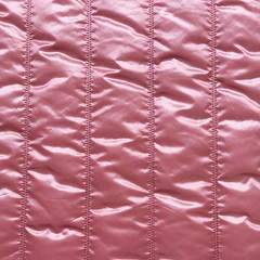 RESTSTÜCK 27 cm Steppstoff Streifen wattiert matt glänzend, dunkles rosé